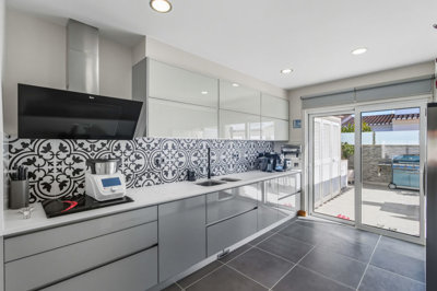 9 KITCHEN.jpg