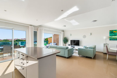 13 KITCHEN.jpg