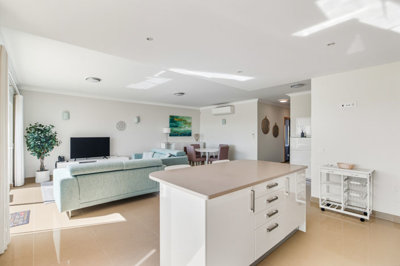 14 KITCHEN.jpg