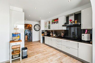 12 KITCHEN.jpg
