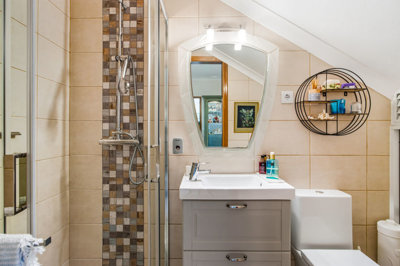 27.2 BATHROOM.jpg