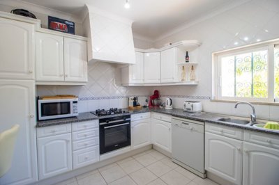 Kitchen (Large).jpg