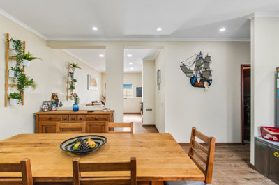 10 DINNING ROOM.jpg