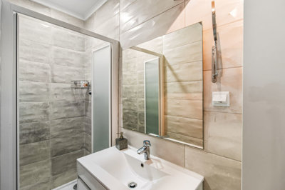 12 BATHROOM.jpg