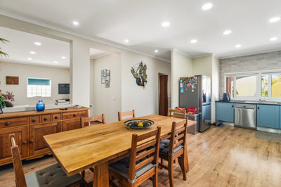 6 KITCHEN.jpg