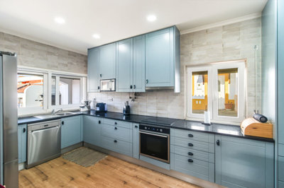 8 KITCHEN.jpg