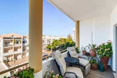 10 BALCONY.jpg