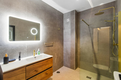 8 BATHROOM (1).jpg