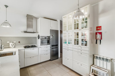 8 KITCHEN.jpg