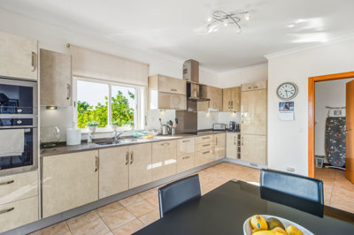 12 KITCHEN.jpg
