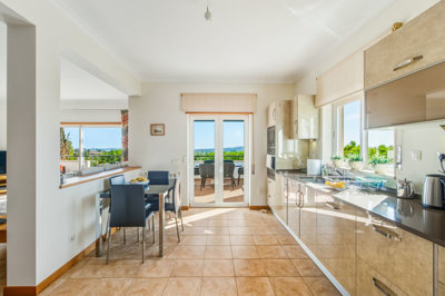 9 KITCHEN.jpg