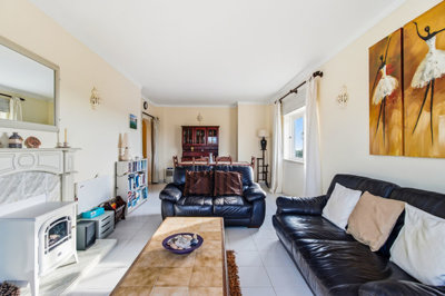 3 LIVING ROOM (1).jpg