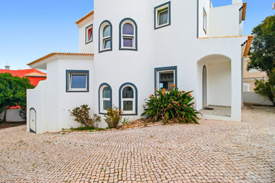 Villa de 4 chambres à vendre à Lagos