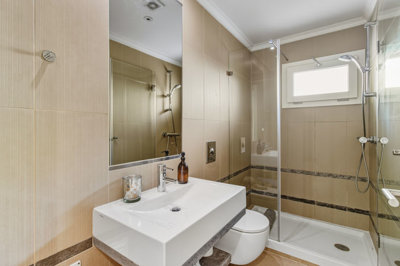 9.1 GUEST BATHROOM (1).jpg