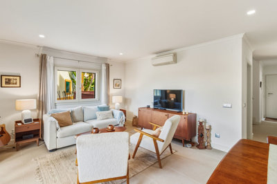 2 LIVING ROOM (2).jpg