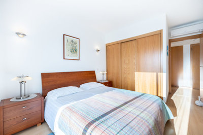 Bedroom with build in wardrobes.jpg