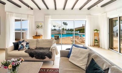 2 LIVING ROOM (1).jpg