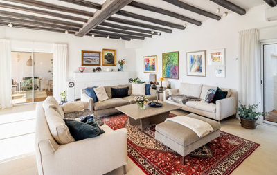 4 LIVING ROOM (1).jpg