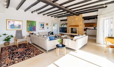 5 LIVING ROOM (1).jpg