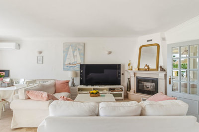 3 LIVING ROOM.jpg
