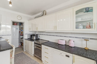 8 KITCHEN.jpg