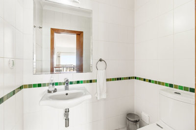 4.1 BATHROOM.jpg