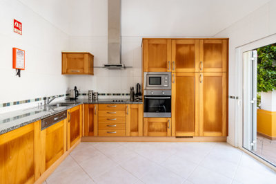 3 KITCHEN (2).jpg