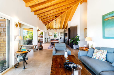 10 LIVING ROOM.jpg