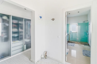 12 BEDROOM ENTRACE.jpg