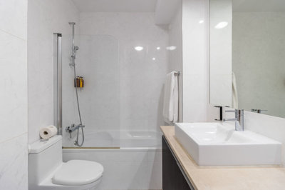 13 BATHROOM.jpg