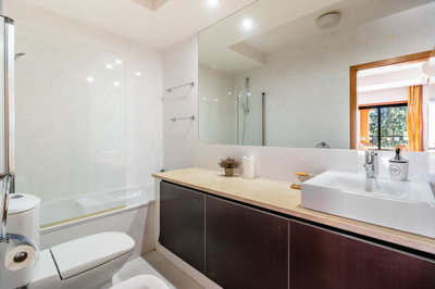 12 BATHROOM.jpg