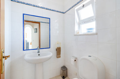 12.1 BATHROOM.jpg