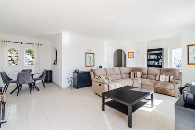 2 LIVING ROOM.jpg