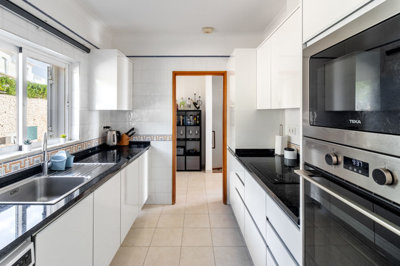 8 KITCHEN.jpg