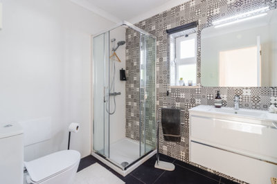 13 BATHROOM.jpg