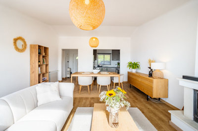 2 LIVING ROOM.jpg