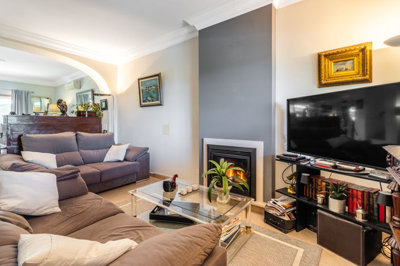 2 LIVING ROOM (1).jpg