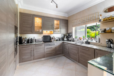 6 KITCHEN.jpg