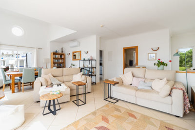 4 LIVING ROOM.jpg
