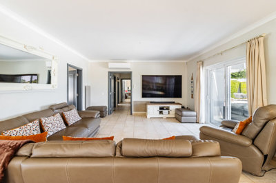 0 LIVING ROOM (4).jpg