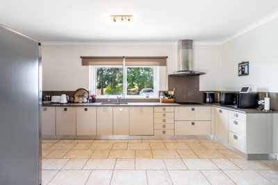 2 KITCHEN (1).jpg