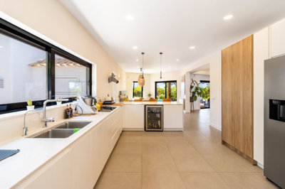 12 KITCHEN.jpg