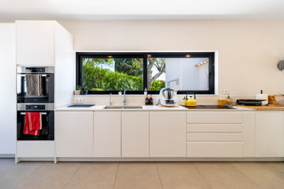14 KITCHEN.jpg