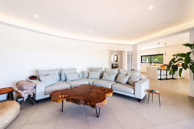 4 LIVING ROOM (1).jpg