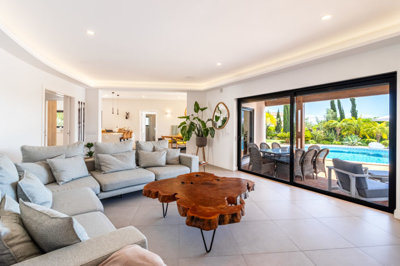 6 LIVING ROOM (1).jpg