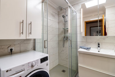 13 BATHROOM.jpg
