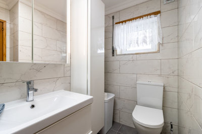 14 BATHROOM.jpg