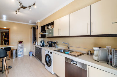 8 KITCHEN.jpg
