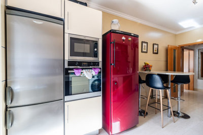 9 KITCHEN.jpg