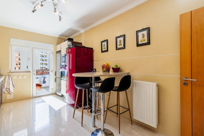 10 KITCHEN.jpg